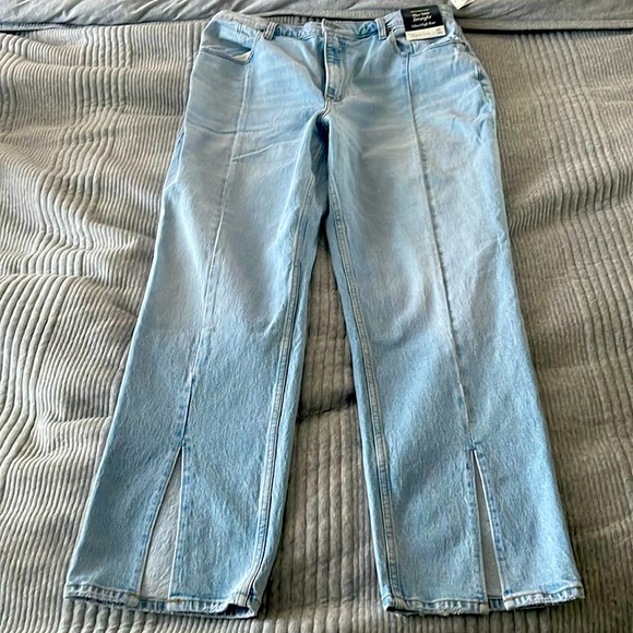 Abercrombie & Fitch Denim - Abercrombie & Fitch Ultra High Rise 90’s Straight Jeans w/vent hem. Size 33/16